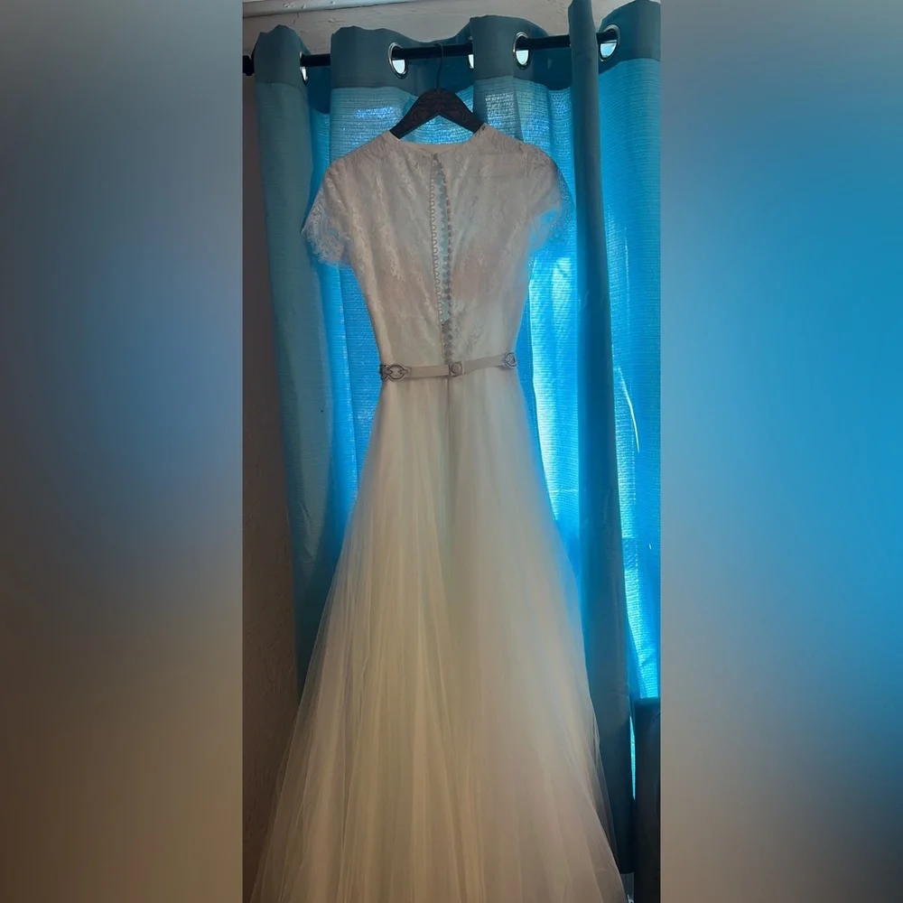 Gorgeous Vowed wedding dress with belt. - Picture 2 of 9